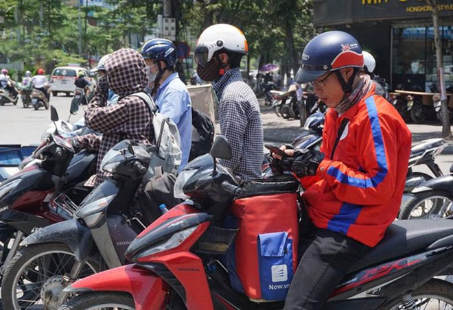 Hà Nội trải qua ngày nắng nóng gắt nhất từ đầu mùa, người dân bịt kín mít khi ra đường